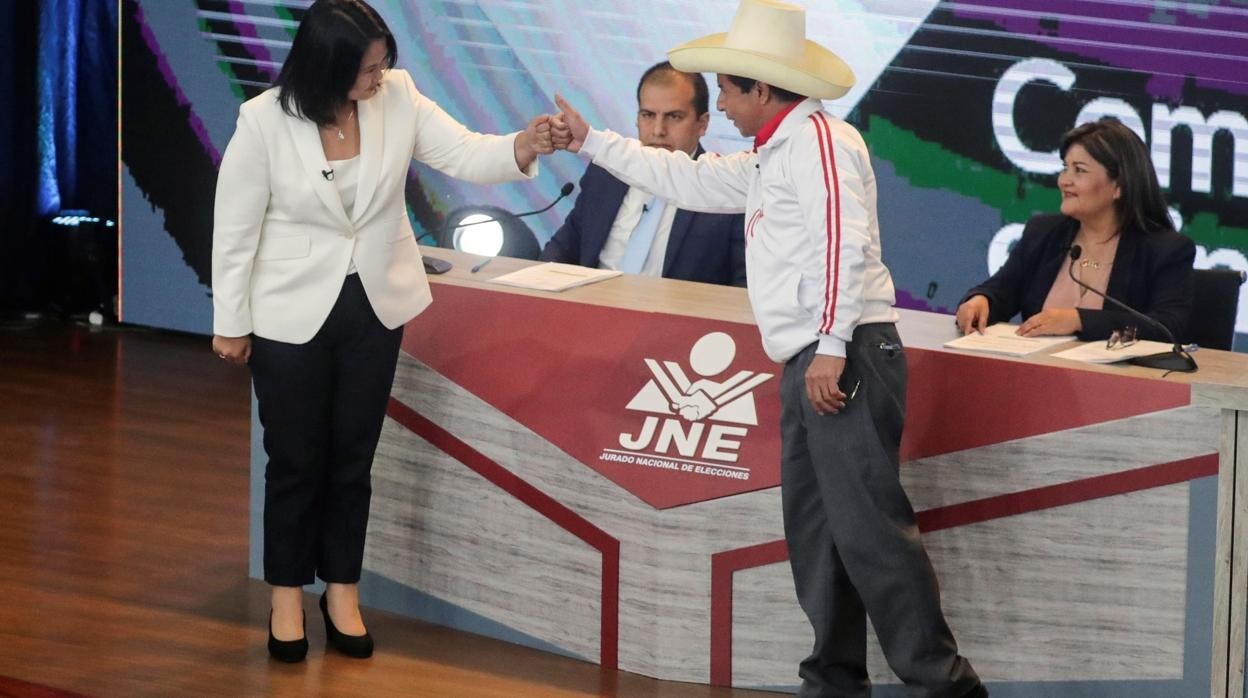 Keiko Fujimori y Pedro Castillo se saludan antes de comenzar el debate este domingo