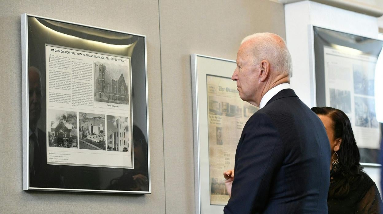 El presidente Biden visita una muestra sobre la mantaza en un centro cultural de la ciudad