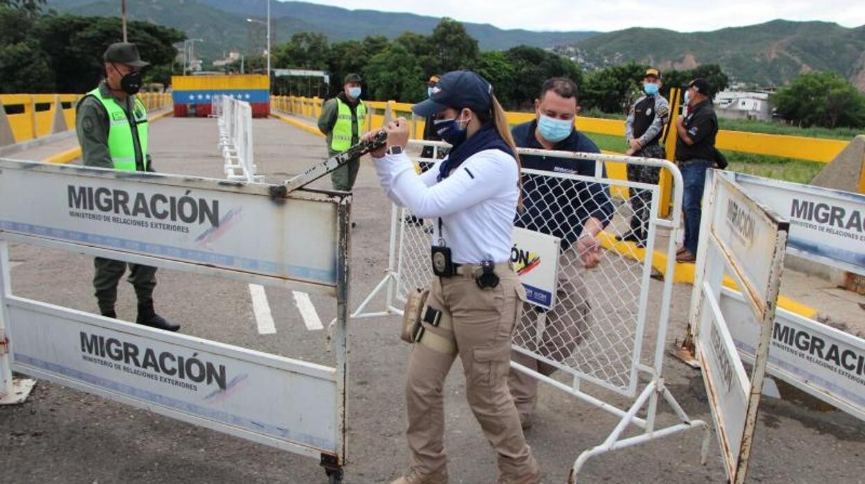 Funcionarios de Migración Colombia quitan las vallas que bloquean el paso fronterizo entre Colombia y Venezuela
