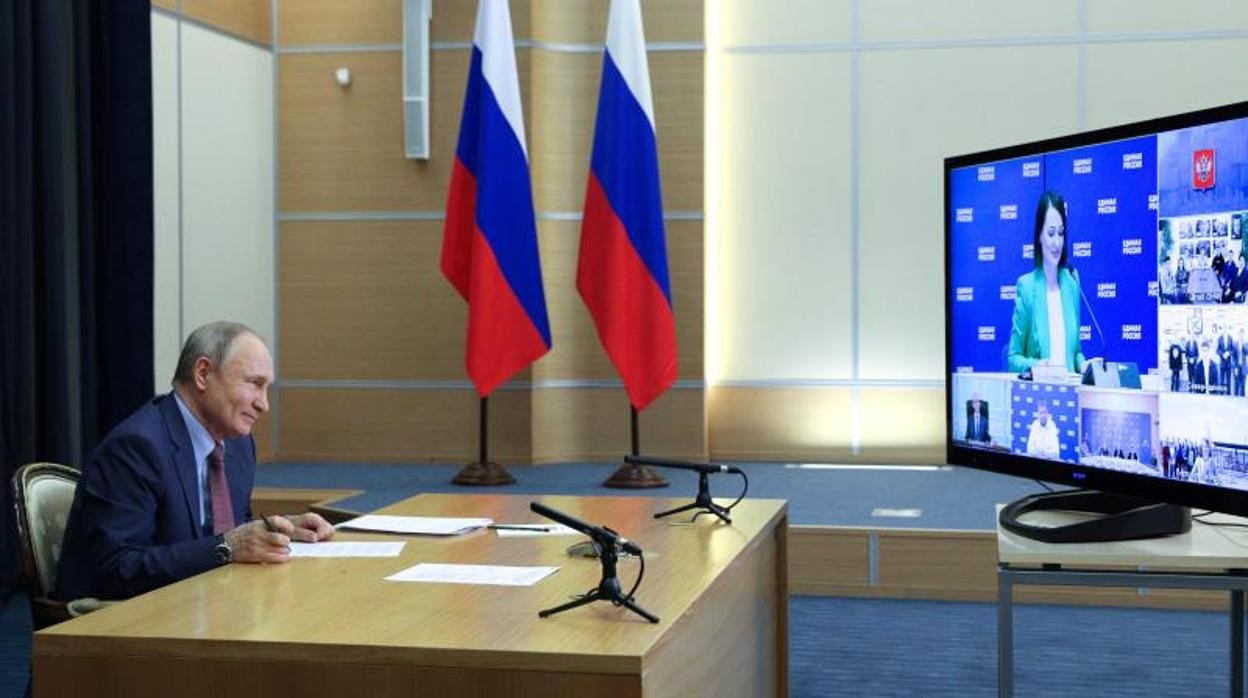Vladímir Putin preside una reunión de su partido, Rusia Unida, por videoconferencia