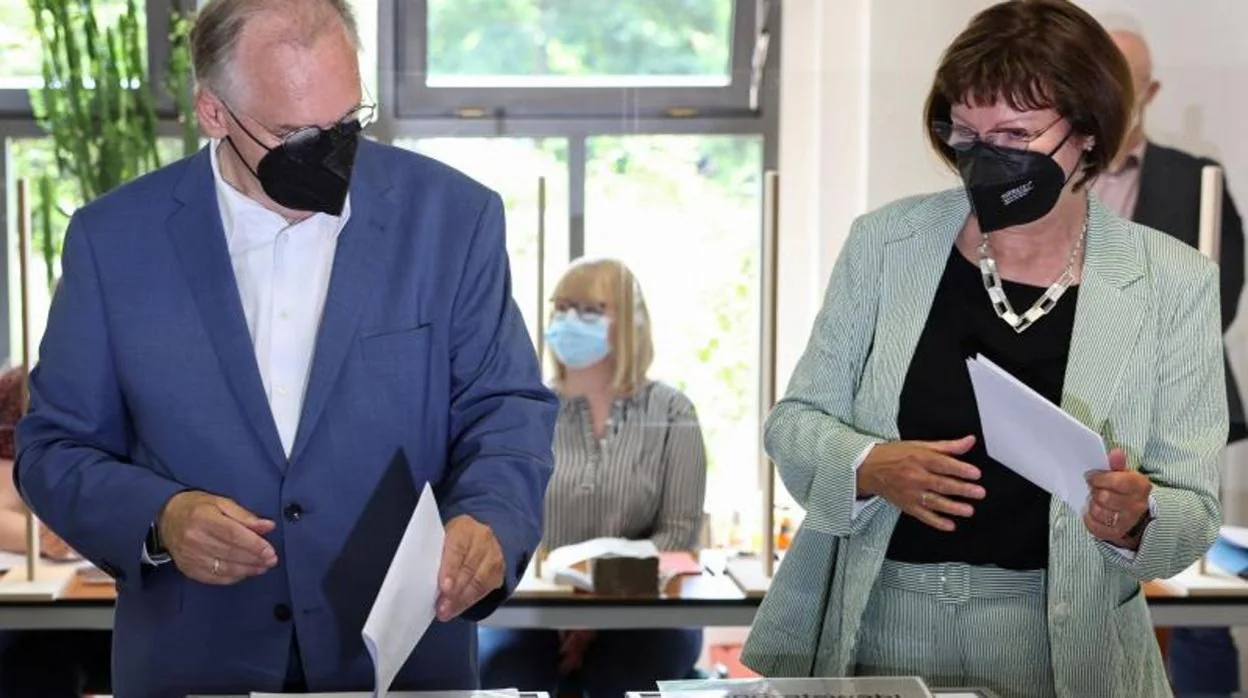 El primer ministro de Sajonia-Anhalt, Reiner Haseloff, de la CDU, y su esposa Gabriele, depositan su voto