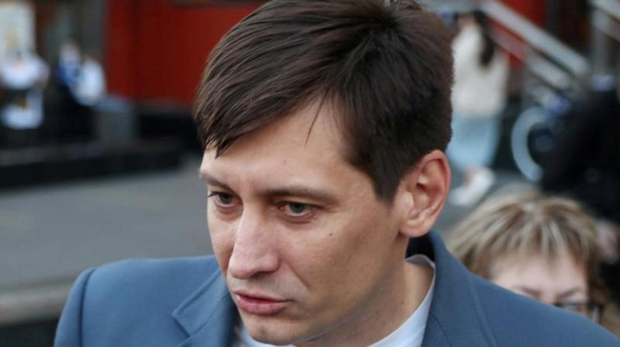 El político opositor ruso, Dmitry Gudkov, tras ser liberado en Moscú el 3 de junio