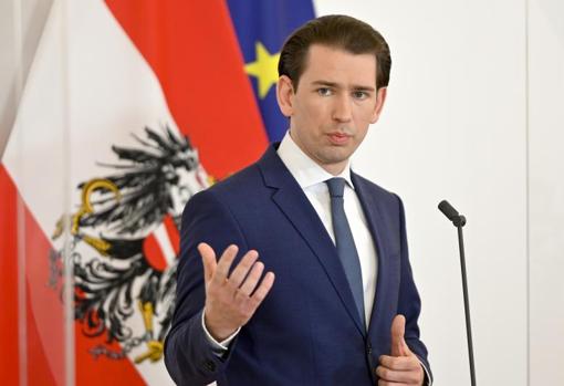 El canciller austriaco Sebastian Kurz habla durante una conferencia