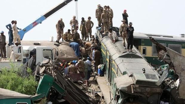 Al menos 45 muertos en un accidente ferroviario en Pakistán