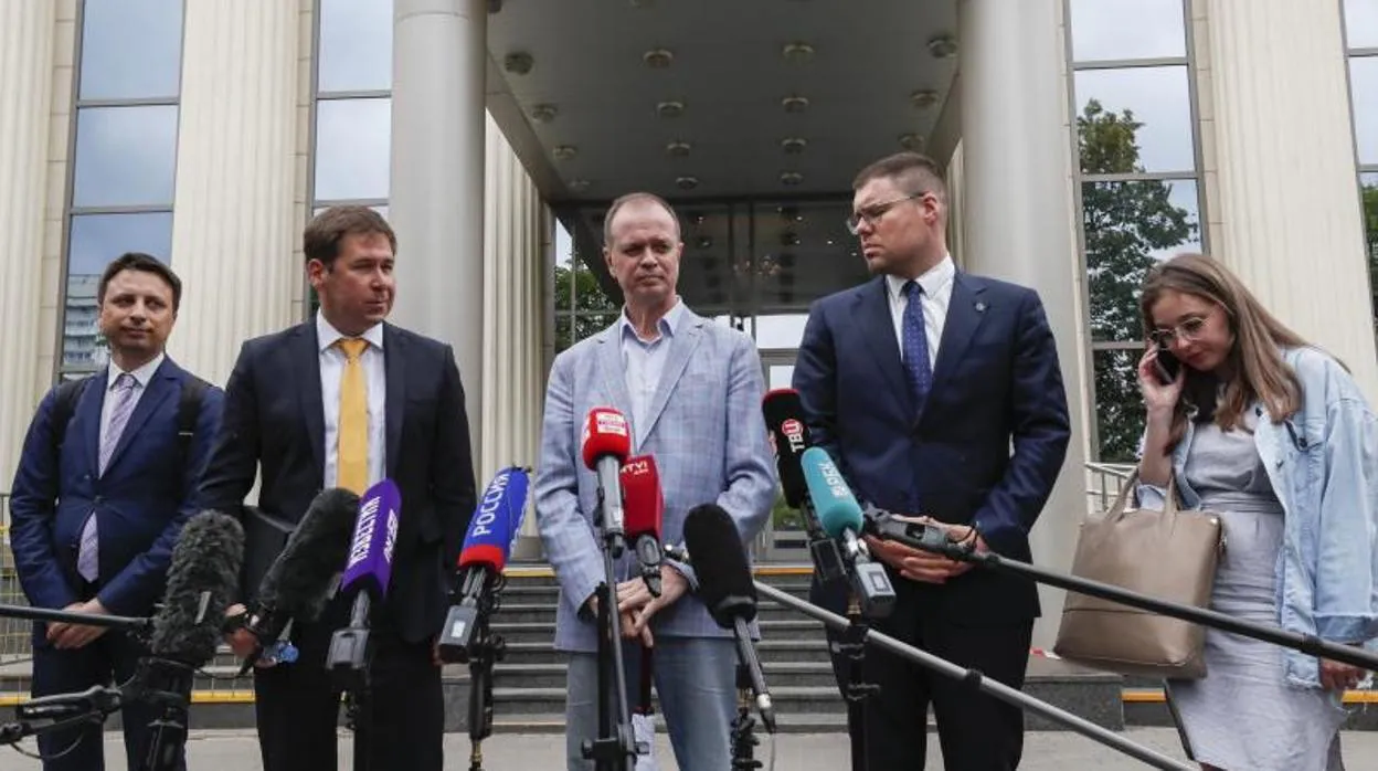 Evgeny Smirnov, Ilya Novikov, Ivan Pavlov, Vladimir Voronin y Valeria Vetoshkina, abogados de la Fundación Anticorrupción (FBK), hacen declaraciones a los periodistas a la salida de los juzgados de Moscú