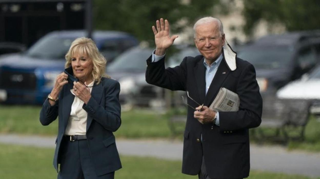 El presidente de EE.UU., Joe Biden, con su esposa Jill, poco antes de embarcar para su gira europea