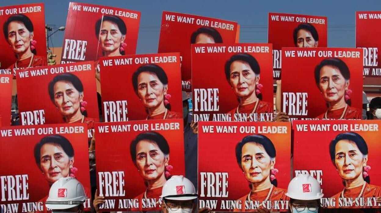 Pancartas en apoyo a la liberación de la consejera de Estado de Myanmar detenida, Aung San Suu Kyi