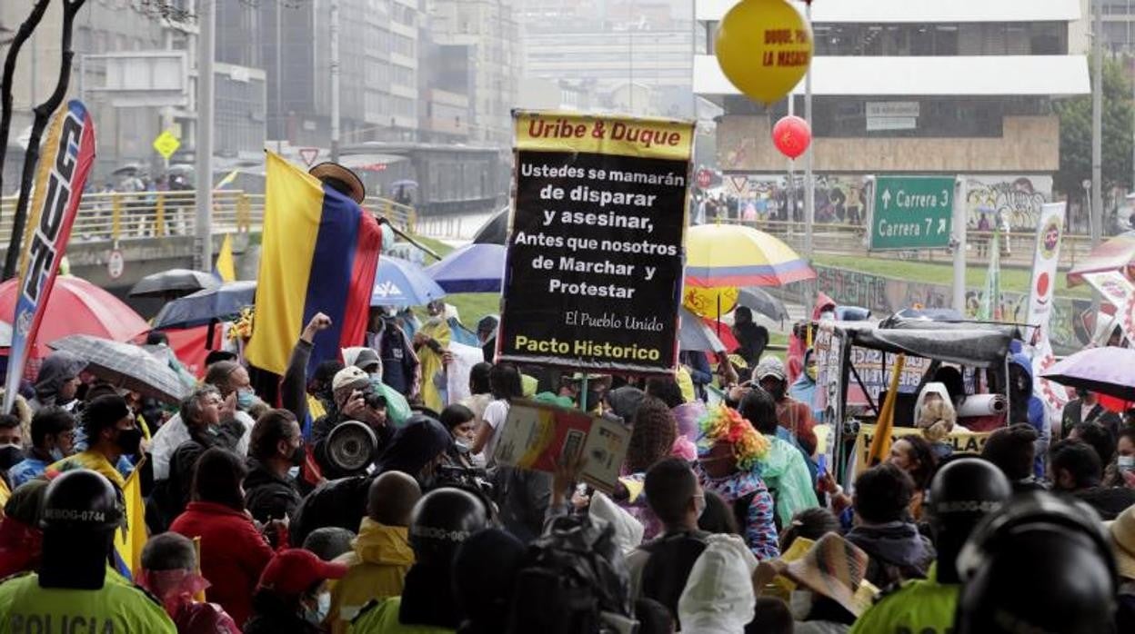 Manifestantes gritan consignas en las calles de Bogotá