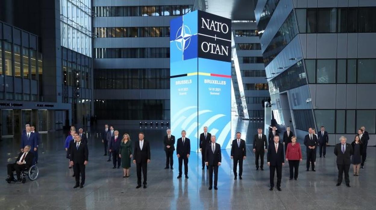 Los Jefes de Estado y de Gobierno de la OTAN posan para una foto de familia durante la cumbre de la OTAN en Bruselas