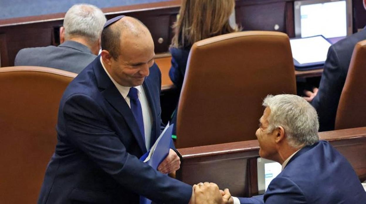 Bennet y Lapid, los dos hombres clave del nuevo gobierno israelí, se saludan en la Knesset