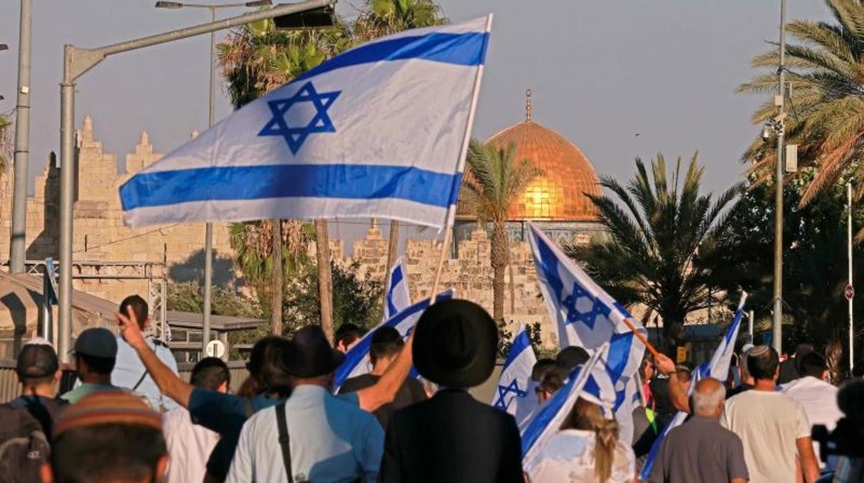 Marcha judía ultranacionalista ayer con la Cúpula de la Roca, junto a la mezquita de Al Aqsa, al fondo