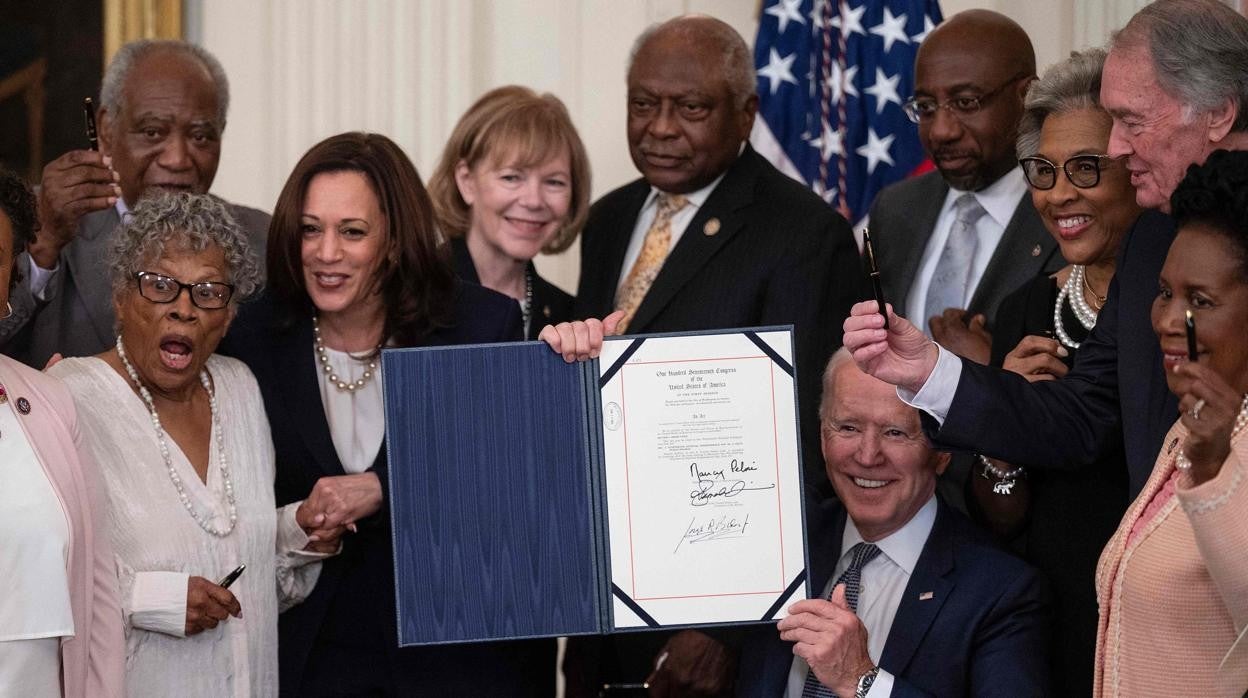 Biden firma la ley para convertir el Día de la Emancipación (Juneteenth) en un día festivo