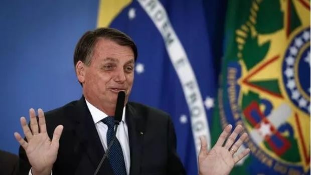 Bolsonaro manda callar a una periodista después de que le cuestionase sobre no usar mascarilla