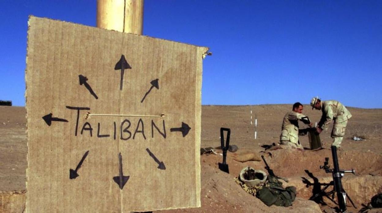 Marines de EE.UU. con un cartel que recuerda que los talibanes podrían estar en cualquier sitio