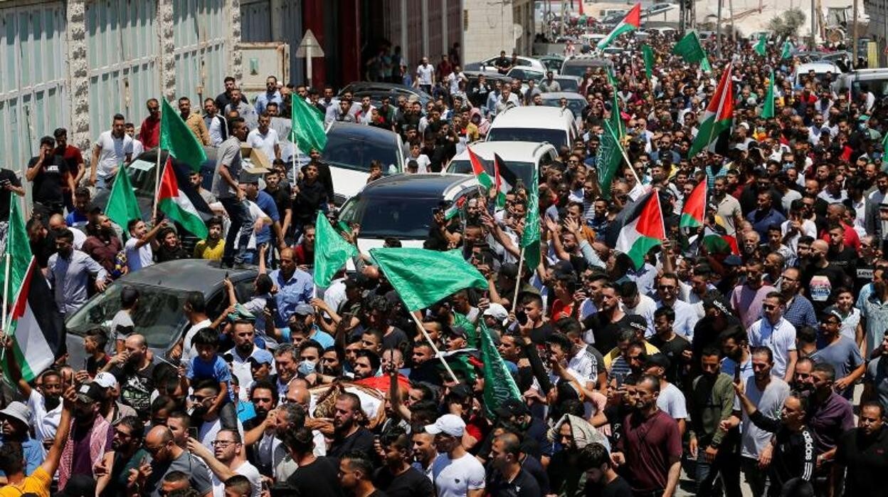 Centenares de personas asisten al funeral del crítico palestino Nizar Banat en Hebrón
