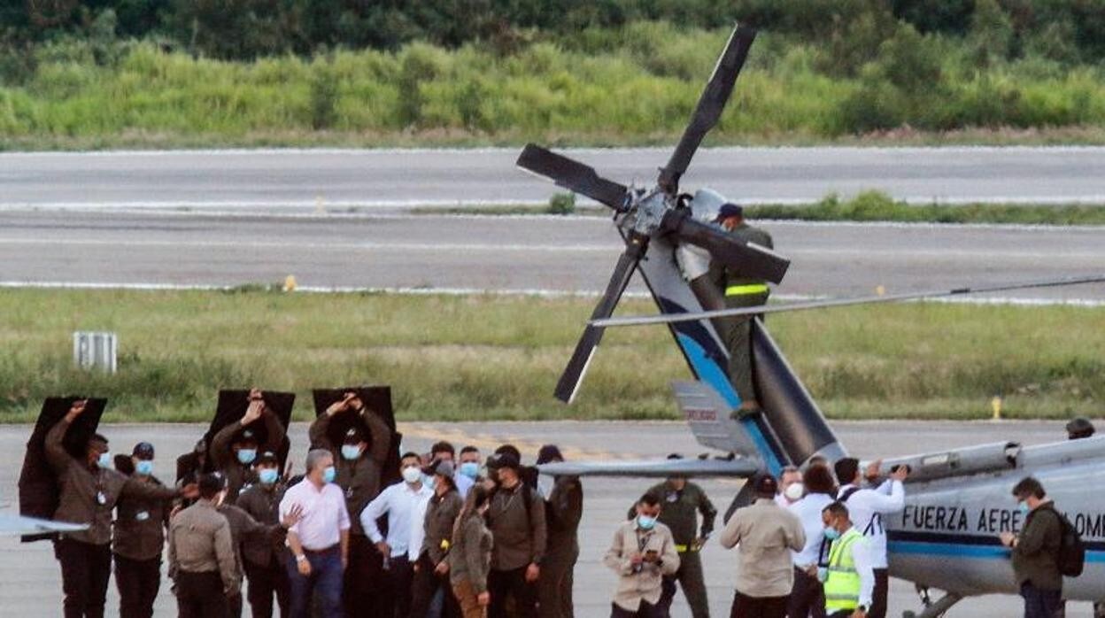 Duque camina protegido tras el ataque a su helicóptero en Cúcuta