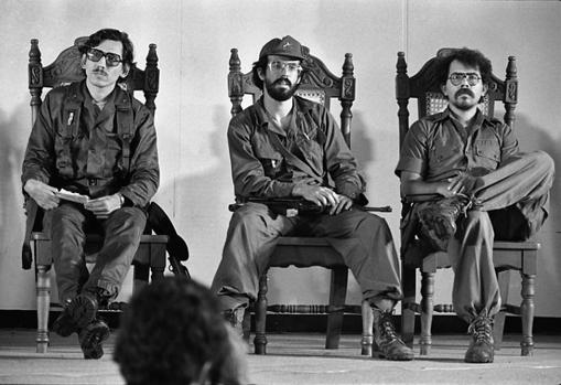 Foto histórica, con Humberto Ortega (izquierda), Luis Carrión (centro) y Daniel Ortega