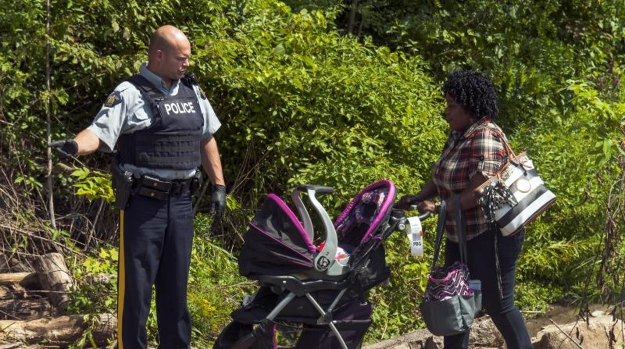 Un policía canadiense con una inmigrante en Roxham Road