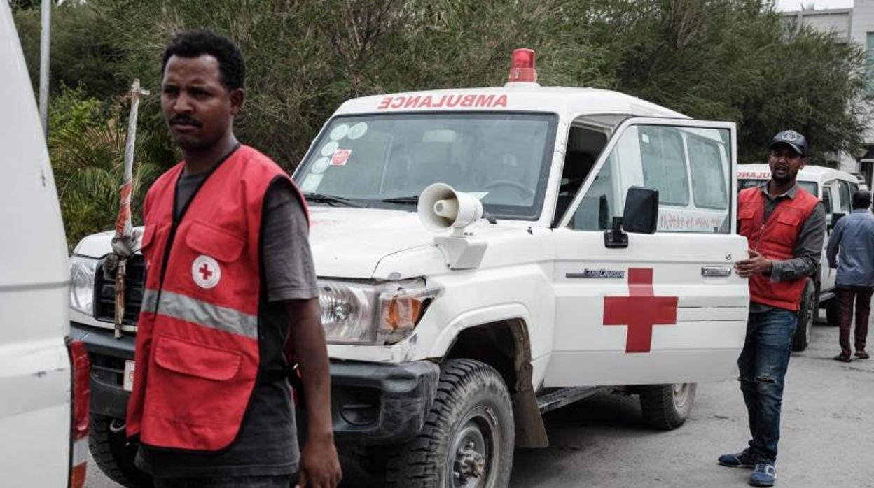 Ambulancias de Cruz Roja esperan el pasado 23 de junio por una autorización para viajar a Togoga, unos 20 kilómetros al oeste de Mekele