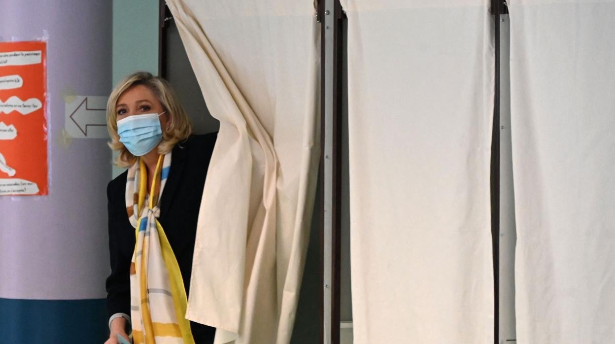 La líder de la extrema derecha, Marine Le Pen, este domingo momentos antes de votar en las elecciones regionales de Francia