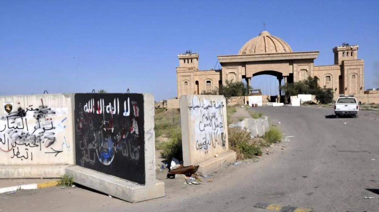El palacio de Sadam Huseis en Tikrit, en 2015, con la bandera de Daesh