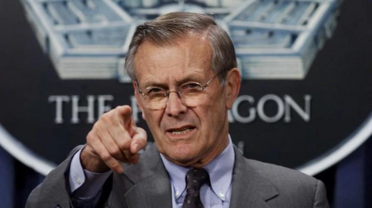 Donald Rumsfeld, en el Pentágono en 2001, durante su segunda época como secretario de Defensa