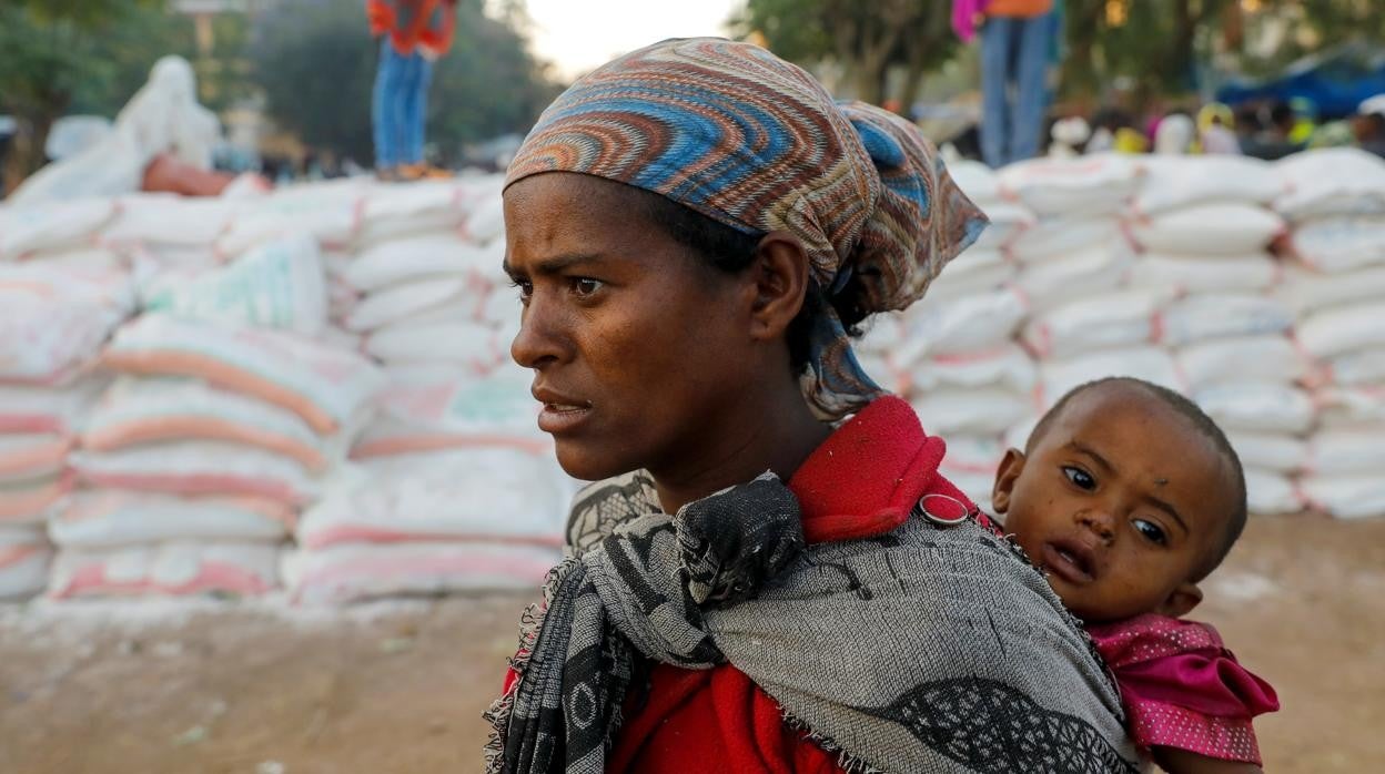 Una mujer hace cola para recibir comida en una ciudad de Tigray