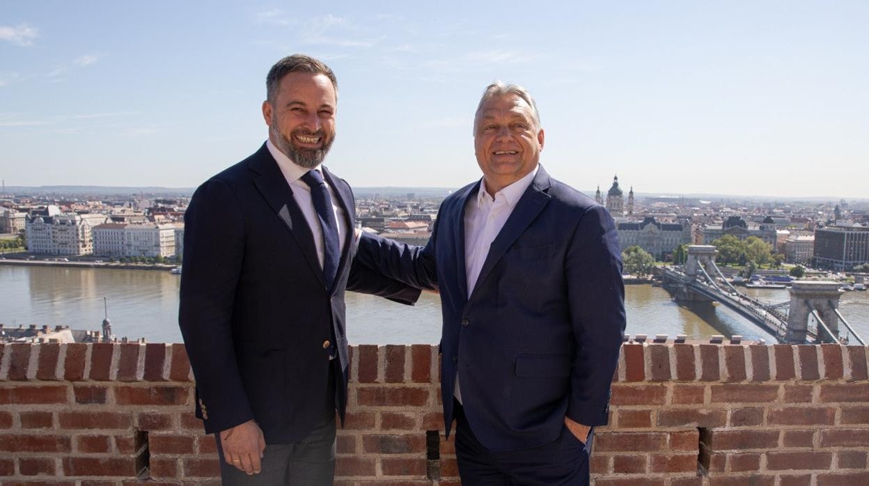 Santiago Abascal, con Viktor Orban en Budapest el pasado mayo