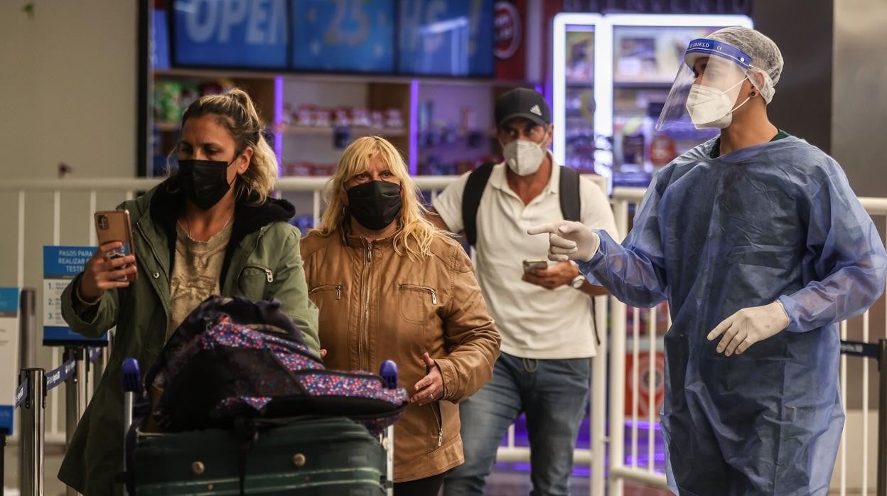 Viajeros llegan al Aeropuerto Internacional de Ezeiza, en la provincia de Buenos Aires