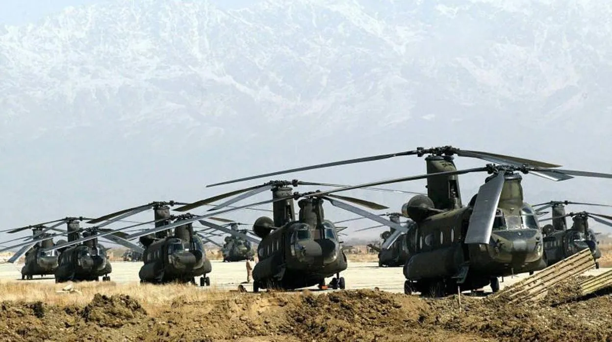 Un escuadrón de helicópteros norteamericanos en Bagram en 2002