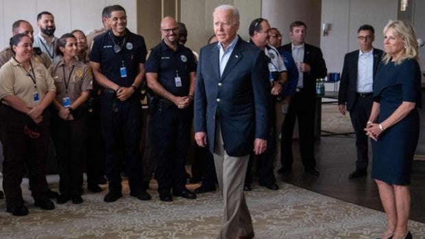 Biden visita Miami en medio de un parón forzado de los trabajos de rescate