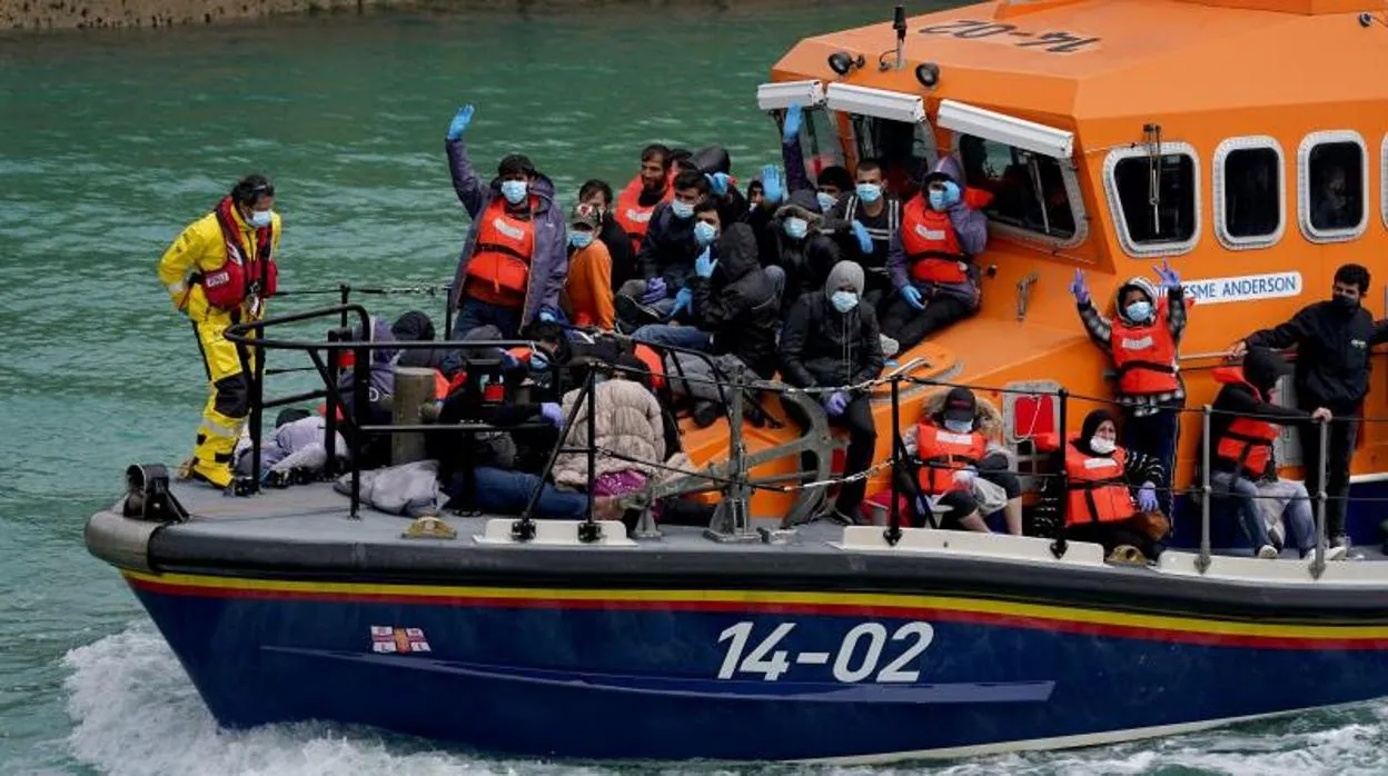 Un grupo de inmigrantes llega a Dover a bordo de un barco salvavidas