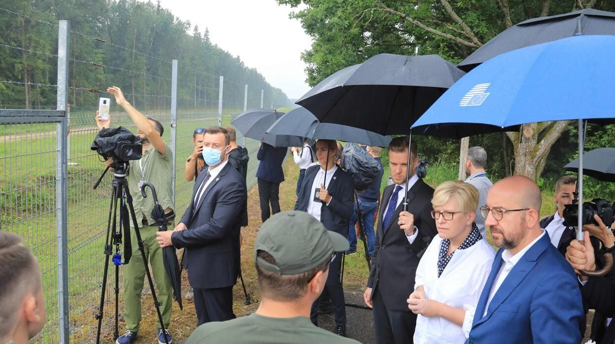 Charles Michel y la primera ministra de Lituania, Ingrida Simonyte, visitan la línea fronteriza de Padvarionys cerca de Bielorrusia