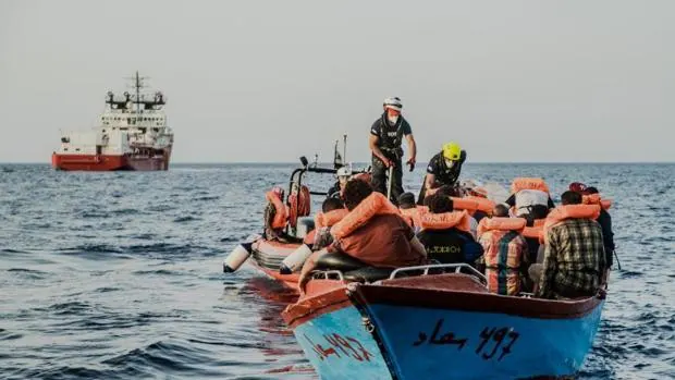 El Ocean Viking, con 572 inmigrantes, pide a Italia un puerto para desembarcar con «urgencia»