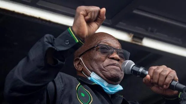 El expresidente de Sudáfrica Jacob Zuma se entrega a la Policía