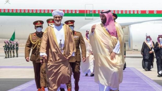 El nuevo sultán de Omán realiza su primera visita a Arabia Saudí