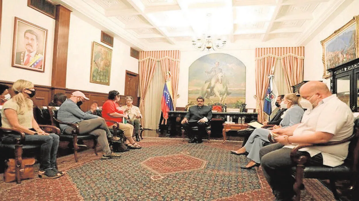 Un momento del encuentro de la delegación con Maduro