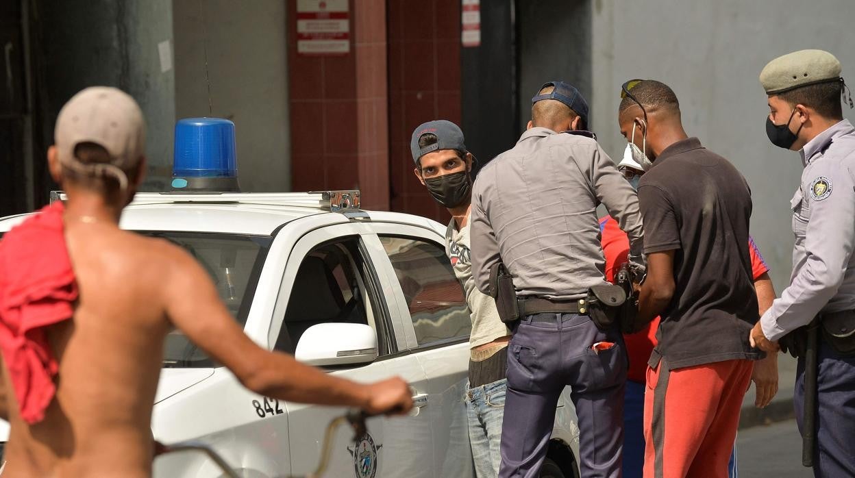 Un joven es detenido por participar en las protestas en La Habana este domingo/ Monasterio pide que acabe la «represión» en Cuba