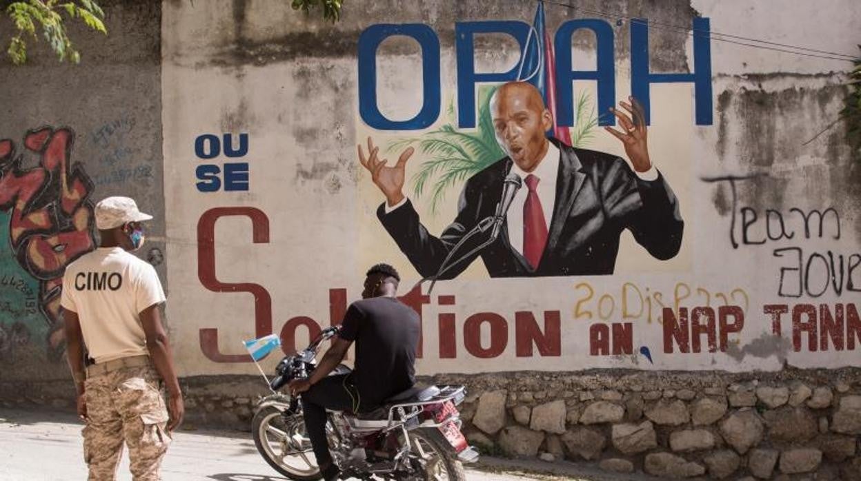 Un policía vigila el acceso a la casa del asesinado presidente Jovenel Moise