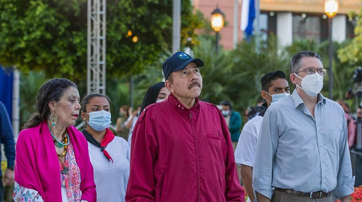 Daniel Ortega, la vicepresidenta Rosario Murilloy Carlos Fonseca Terán asisten a la ceremonia de aniversario del nacimiento del líder sandinista, Carlos Fonseca Amador