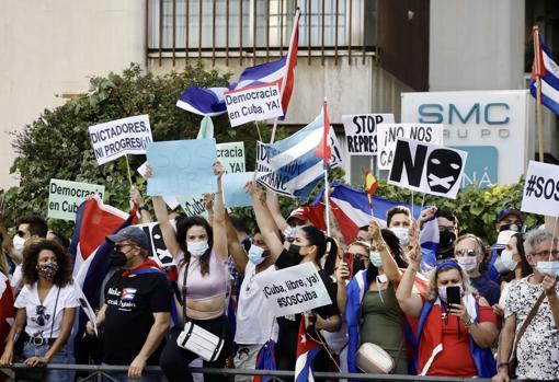 Cientos de manifestantes protestan contra el régimen castrista frente a la Embajada de Cuba en Madrid