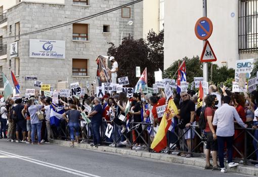 Cientos de manifestantes protestan contra el régimen castrista frente a la Embajada de Cuba en Madrid