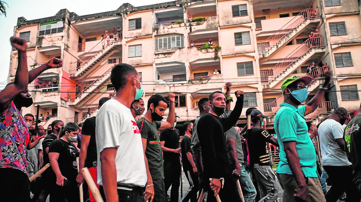 Simpatizantes del régimen castrista en las calles de la Habana con bates