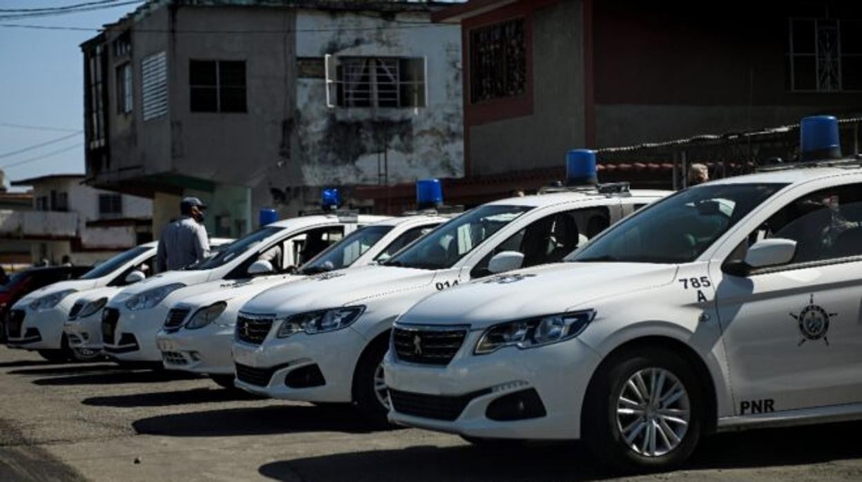 Coches aparcados en la estación policial de Capri, uno de los centros donde han sido trasladados los detenidos en las protestas en La Ha ana