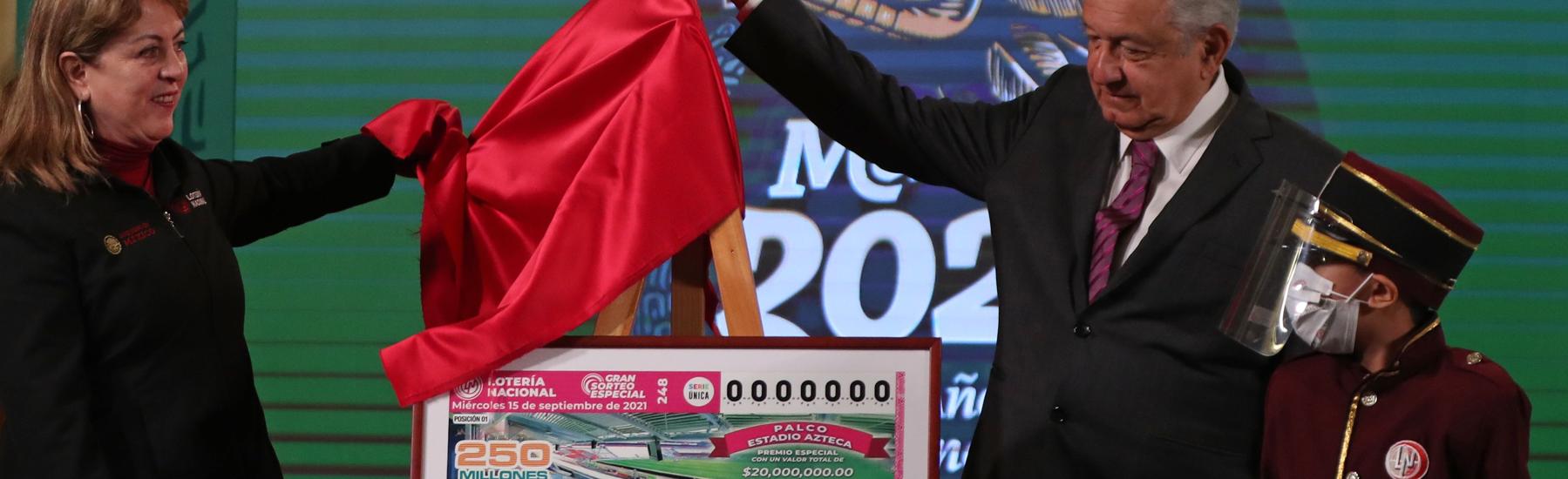 Obrador desvela un boleto para el sorteo del próximo 15 de septiembre, en el que se rifará un palco del estado Azteca