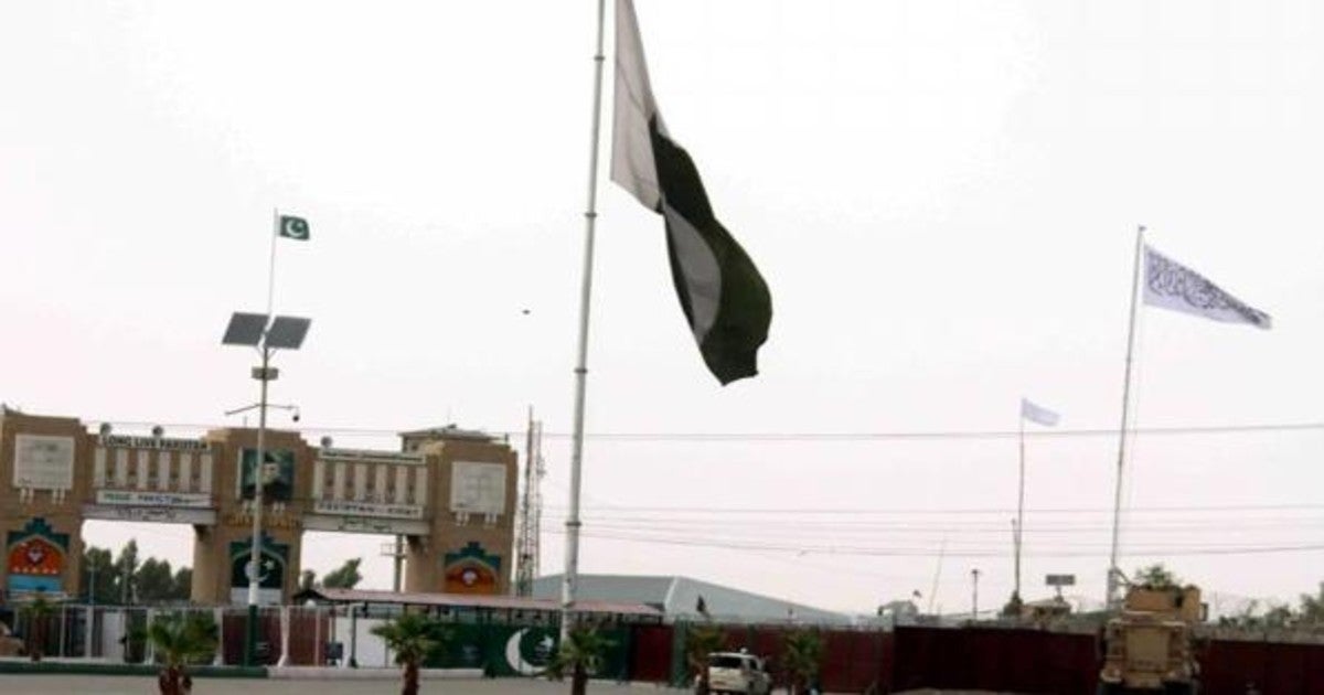 La bandera talibán, a la derecha, ondea desde ayer en uno de los pasos fronterizos con Pakistán