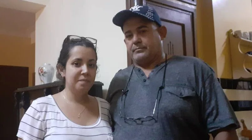 La periodista cubana Camila Acosta con su padre, tras ser excarcelada este viernes