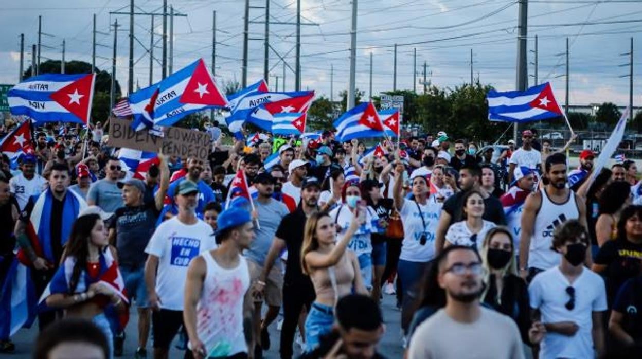Manifestación en apoyo de las protestas en Cuba en Hialeah, en el sur de Florida