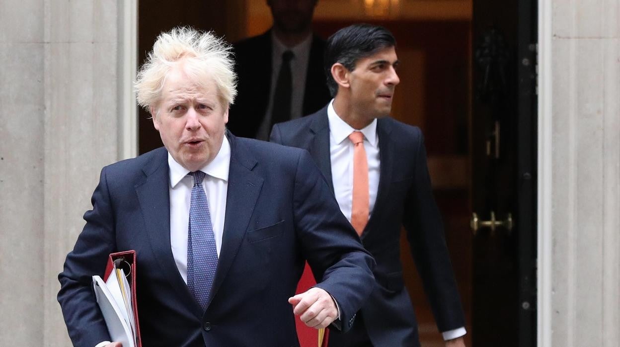 Boris Johnson da marcha atrás y entrará en aislamiento tras el positivo de su ministro de Salud