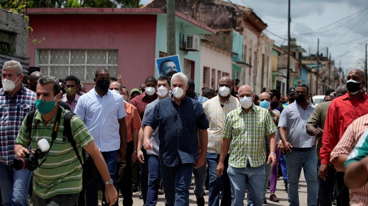 Díaz-Canel recorre las calles de San Antonio de los Baños, el día que estallaron las protestas